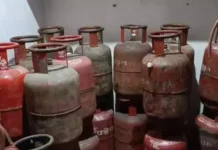 कलेक्टर की सख्त चेतावनी के बावजूद गैस सिलेंडर की जमाखोरी और ब्लैकमार्केटिंग