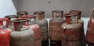 कलेक्टर की सख्त चेतावनी के बावजूद गैस सिलेंडर की जमाखोरी और ब्लैकमार्केटिंग