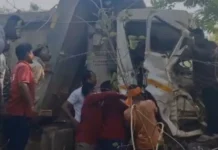 हाइवा दुकान में घुसा, कटर से एक घंटे में निकाला गया घायल चालक