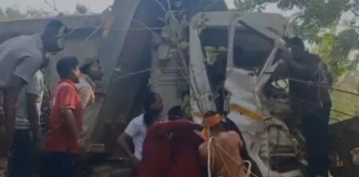 हाइवा दुकान में घुसा, कटर से एक घंटे में निकाला गया घायल चालक