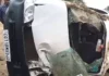 स्कूल वैन हादसा: ट्रैक्टर से टकराकर पलटी गाड़ी, 10 बच्चे और शिक्षिका घायल