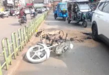 रिपेयरिंग के दौरान बाइक में लगी भीषण आग, सूझबूझ से टला बड़ा हादसा