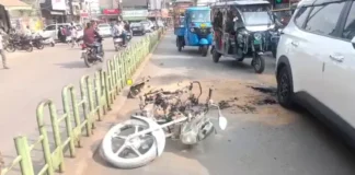 रिपेयरिंग के दौरान बाइक में लगी भीषण आग, सूझबूझ से टला बड़ा हादसा