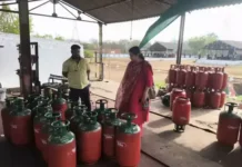 गैस प्लांट पर छापा: 599 सिलेंडर और भारी मात्रा में एलपीजी जब्त, नियमों की अनदेखी उजागर