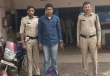 नहर पार इलाके में अवैध शराब बेचते आरोपी गिरफ्तार, बाइक समेत सामान जब्त