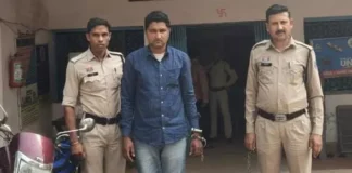 नहर पार इलाके में अवैध शराब बेचते आरोपी गिरफ्तार, बाइक समेत सामान जब्त