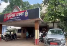 पड़ोसी का हमला: बुजुर्ग महिला को डंडे से पीटा, इलाके में दहशत