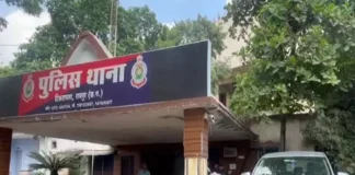 पड़ोसी का हमला: बुजुर्ग महिला को डंडे से पीटा, इलाके में दहशत