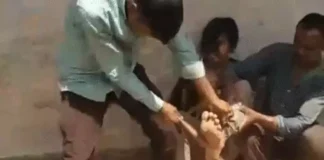 चोरी के शक में युवक की बेरहमी से पिटाई, वीडियो वायरल होने के बाद पुलिस हरकत में