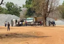 निर्माणाधीन मेडिकल कॉलेज में हादसा: ट्रेलर पलटने से मजदूर की मौत, चालक फरार