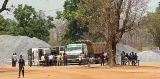 निर्माणाधीन मेडिकल कॉलेज में हादसा: ट्रेलर पलटने से मजदूर की मौत, चालक फरार