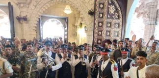 रामनवमी पर राजनांदगांव पुलिस ने मां बम्लेश्वरी के दरबार में लगाई हाजिरी, सफल नवरात्रि ड्यूटी के बाद की आरती