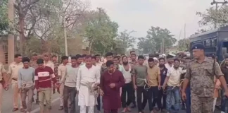 रामनवमी जुलूस में पथराव के बाद पुलिस की बड़ी कार्रवाई, 20 आरोपी गिरफ्तार कर शहर में निकाली परेड