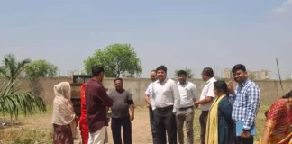 गंदे पानी की शिकायत पर निगम आयुक्त का दौरा, टैंकर से स्वच्छ जल और स्वास्थ्य शिविर के निर्देश