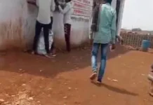 हथबंद शराब दुकान फिर विवादों में, बोरी भरकर देशी शराब देने का वीडियो वायरल