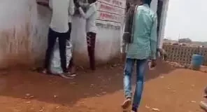 हथबंद शराब दुकान फिर विवादों में, बोरी भरकर देशी शराब देने का वीडियो वायरल