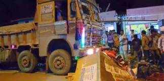 तेज रफ्तार ट्रक का कहर, फल दुकान में घुसा वाहन, एक की मौत, कई घायल