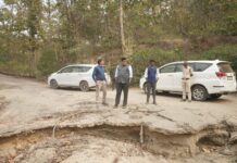 कलेक्टर ने रुकवाया अपना वाहन, क्षतिग्रस्त सड़क देखकर दिए तत्काल मरम्मत के निर्देश