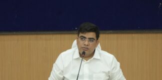 कलेक्टर ने स्वास्थ्य सेवाओं की गुणवत्ता और समयबद्धता सुनिश्चित करने हेतु किया निर्देशित