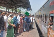 पूर्व महापौर रेणु अग्रवाल ने 40 तीर्थ यात्रियों के जत्थे को हरी झंडी दिखाकर किया रवाना