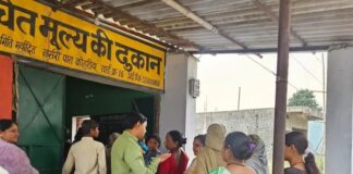 पार्षद नरेंद्र देवांगन ने किया शासकीय उचित मूल्य दुकान का औचक निरीक्षण