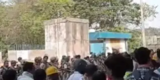 अदानी पावर प्लांट में मजदूरों की हड़ताल तेज, वेतन बढ़ाने सहित कई मांगों को लेकर काम ठप