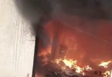 बिलासपुर के गजमोहिनी अपार्टमेंट में तड़के आग, पार्किंग में बने इलेक्ट्रॉनिक गोदाम में भड़की लपटें