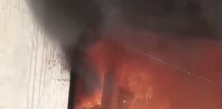 बिलासपुर के गजमोहिनी अपार्टमेंट में तड़के आग, पार्किंग में बने इलेक्ट्रॉनिक गोदाम में भड़की लपटें