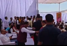 मंत्री की मौजूदगी में भूमि पूजन कार्यक्रम बना अखाड़ा, भाजपा नेताओं के बीच मंच पर हाथापाई