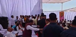 मंत्री की मौजूदगी में भूमि पूजन कार्यक्रम बना अखाड़ा, भाजपा नेताओं के बीच मंच पर हाथापाई