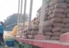 धान खरीदी केंद्र में बड़ा घोटाला! बोरियों में पाइप से डाला जा रहा था पानी, ग्रामीणों ने रंगे हाथ पकड़ा