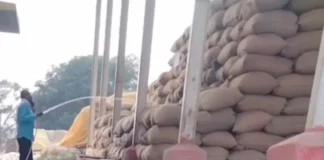 धान खरीदी केंद्र में बड़ा घोटाला! बोरियों में पाइप से डाला जा रहा था पानी, ग्रामीणों ने रंगे हाथ पकड़ा