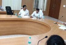 सर्वे कार्य में लापरवाही पर एक राजस्व निरीक्षक और 14 पटवारियों को नोटिस, मासिक समीक्षा बैठक में दिए सख्त निर्देश