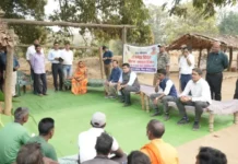 पेड़ की छांव में लगी कलेक्टर की चौपाल, खाट पर बैठकर सुनी ग्रामीणों की समस्याएं