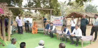 पेड़ की छांव में लगी कलेक्टर की चौपाल, खाट पर बैठकर सुनी ग्रामीणों की समस्याएं