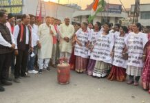 गैस सिलेंडर के दाम बढ़ने पर कांग्रेस का विरोध प्रदर्शन महंगाई को लेकर टीपी नगर चौक में केंद्र सरकार के खिलाफ नारेबाजी