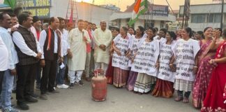 गैस सिलेंडर के दाम बढ़ने पर कांग्रेस का विरोध प्रदर्शन महंगाई को लेकर टीपी नगर चौक में केंद्र सरकार के खिलाफ नारेबाजी