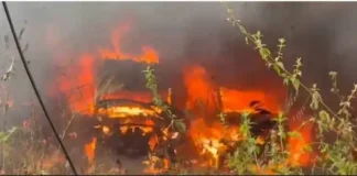 हॉस्पिटल परिसर में कबाड़ गाड़ियों में लगी भीषण आग, छह वाहन जलकर खाक