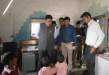 आंगनबाड़ी पहुंचे कलेक्टर, बच्चों से पूछा—कौन सुनाएगा A-B-C-D? बच्चे ने आत्मविश्वास से सुनाई एबीसीडी, कलेक्टर ने ताली बजाकर बढ़ाया हौसला