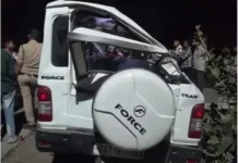 गवन से लौट रही गाड़ी पलटी, मासूम की मौत से छाया मातम, 10 घायल