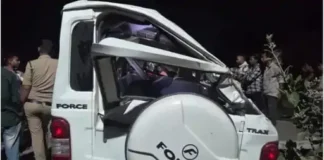 गवन से लौट रही गाड़ी पलटी, मासूम की मौत से छाया मातम, 10 घायल