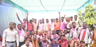 कार्यकर्ताओं और नगरवासियों के साथ होली के रंग में रंगे कैबिनेट मंत्री श्री लखन लाल देवांगन