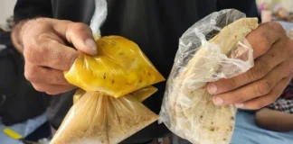 अस्पताल में लापरवाही, मरीजों को पॉलीथिन में परोसा जा रहा गर्म भोजन