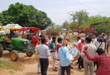 हाईकोर्ट के आदेश के बाद झुका प्रशासन, बैंड-बाजे के साथ धान बेचने पहुंचा किसान