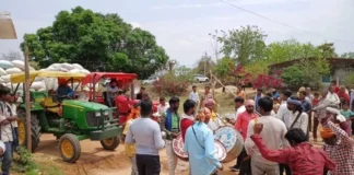 हाईकोर्ट के आदेश के बाद झुका प्रशासन, बैंड-बाजे के साथ धान बेचने पहुंचा किसान