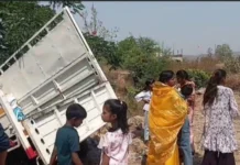 कोरबा में बड़ा हादसा: मड़वारानी पहाड़ी से लौट रही श्रद्धालुओं की पिकअप पेड़ से टकराई, 9 घायल, बच्चे की हालत गंभीर