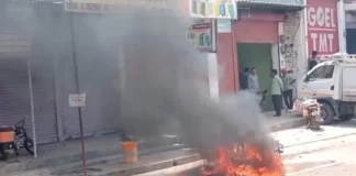 इलेक्ट्रिक स्कूटी में लगी आग, युवाओं की सूझबूझ से टला हादसा