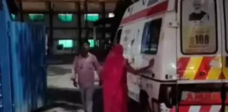 गंभीर घायल मरीज के परिजन से ड्राइवर ने साफ कराई एंबुलेंस, जबरन वसूले पैसे