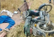 तेज रफ्तार का कहर: मोपेड सवार की मौत, हाईवा घर में घुसा — टला बड़ा हादसा