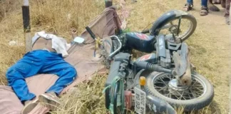 तेज रफ्तार का कहर: मोपेड सवार की मौत, हाईवा घर में घुसा — टला बड़ा हादसा